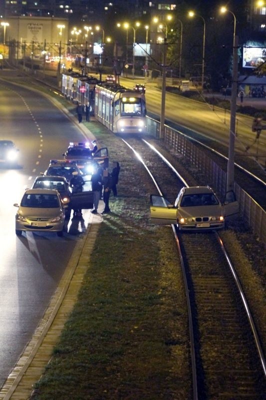 Wypadek na Legnickiej. BMW na torowisku