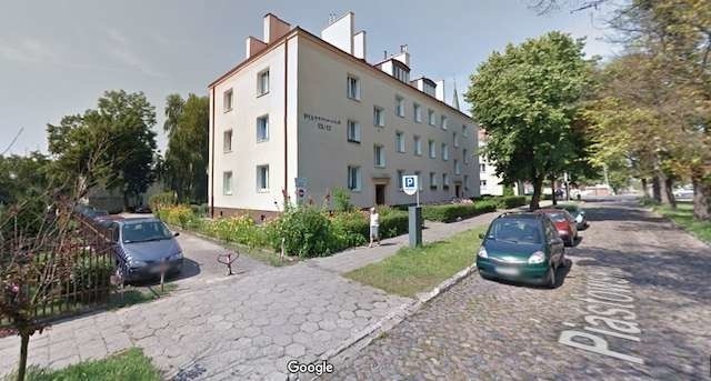Dziecko, które wypadło z okna przy Piastowskiej w Toruniu walczy o życie