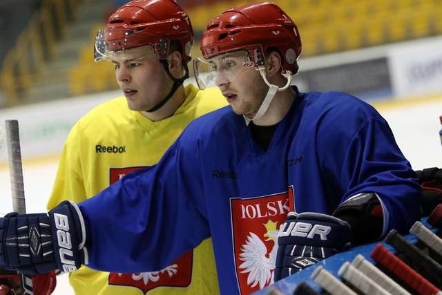 Kamil Kalinowski (w niebieskiej koszulce) podczas przygotowań reprezentacji Polski do rozpoczynającego się dziś w Toruń turnieju Euro Ice Hockey Challenge