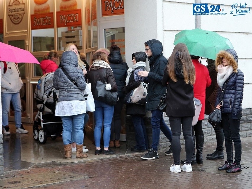 Ogromne kolejki po pączki. Szczecinianie stoją nawet pół godziny po słodkości 