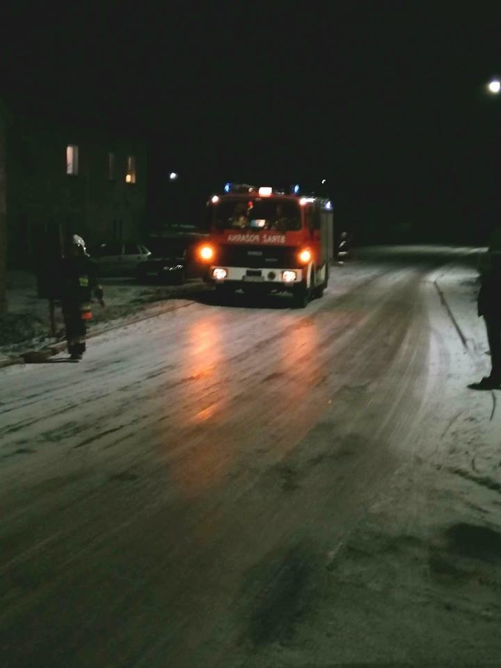 Lód na drogach, a piaskarek ani śladu. Auta spadały z jezdni [ZDJĘCIA]