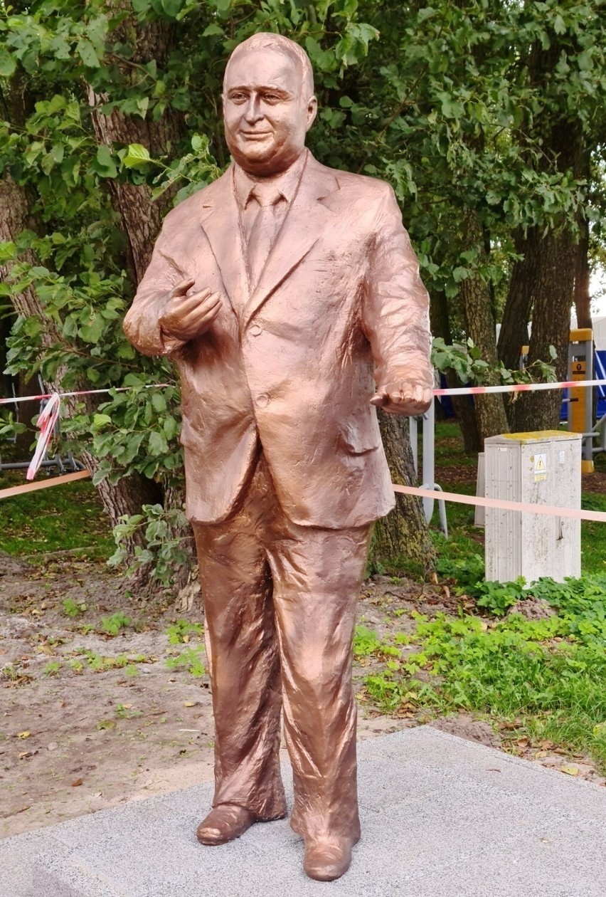 W Uzdrowisku Dąbki stanął pomnik Przemysława Gosiewskiego. Uroczyste odsłonięcie w przyszłym roku [ZDJĘCIA]