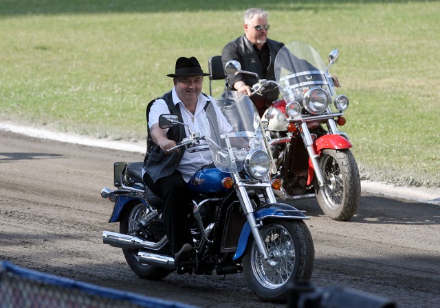 Witold Skrzydlewski dba także o oprawę każdego meczu ligi żużlowej w Łodzi. Przed każdym spotkaniem szerokiej publiczności prezentują się motocykliści. Jedzie też sam prezes Skrzydlewski