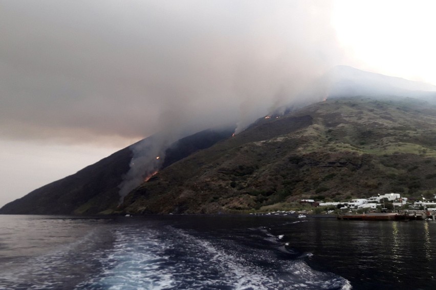 Włochy: Wybuch wulkanu na Stromboli [ZDJĘCIA] [WIDEO] Na wyspie doszło do erupcji, jedna osoba zginęła
