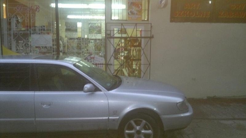 Auto na chodniku zablokowało wejście do sklepu. Kto ma je odholować? (ZDJĘCIA)
