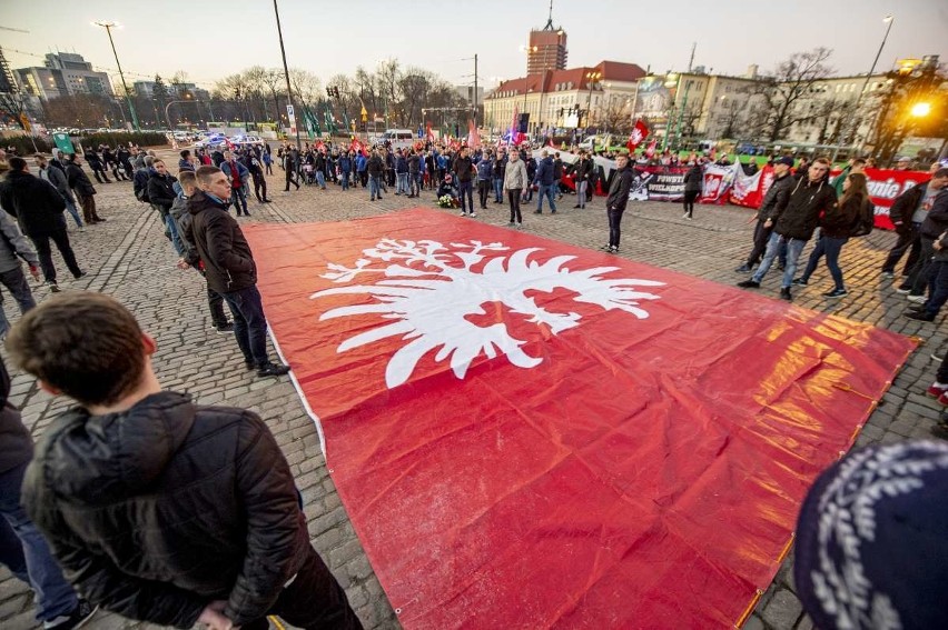 Kilkaset osób wzięło udział w Marszu Zwycięstwa, który w...