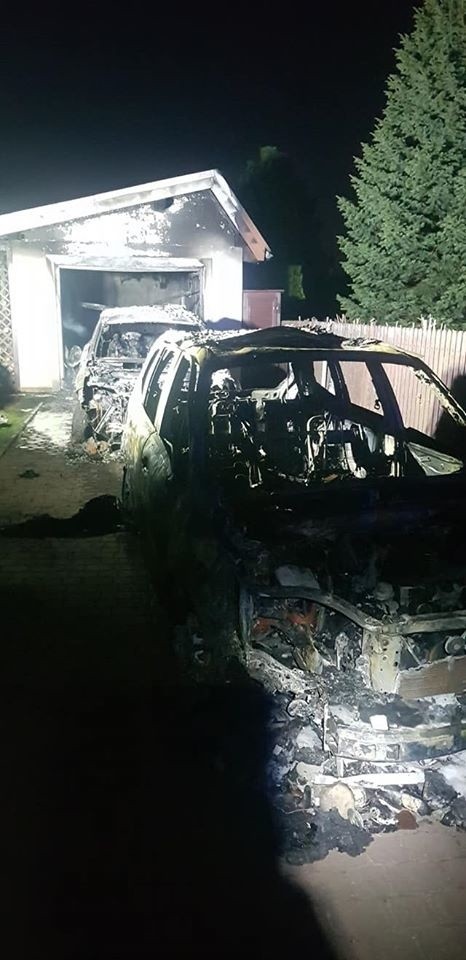 Pożar garażu w Michałowicach, zaparkowane w  nim samochody spłonęły doszczętnie