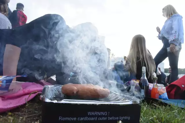 Grillowanie to jedna z ulubionych form wiosennego i letniego biesiadowania Polaków. Zwykle sezon rozpoczyna się na początku maja. Aby było ono bezpieczne i przyjemne, a potrawy smaczne, trzeba pamiętać o kilku zasadach i nie popełniać podstawowych błędów. Jak najlepiej przygotować potrawy na grilla? Czytaj dalej. Przesuwaj zdjęcia w prawo - naciśnij strzałkę lub przycisk NASTĘPNE