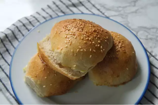 Domowe bułki do hamburgerów na zakwasie to pyszna alternatywa wobec amerykańskich bułek maślanych.