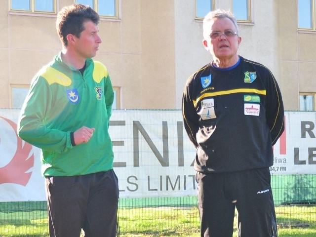 Nowym trenerem Siarki Tarnobrzeg został dobrze znany w naszym regionie Włodzimierz Gąsior (z prawej). Jego asystentem jest Maciej Wojnar (z lewej), który do tej pory prowadził ekipę rezerw.