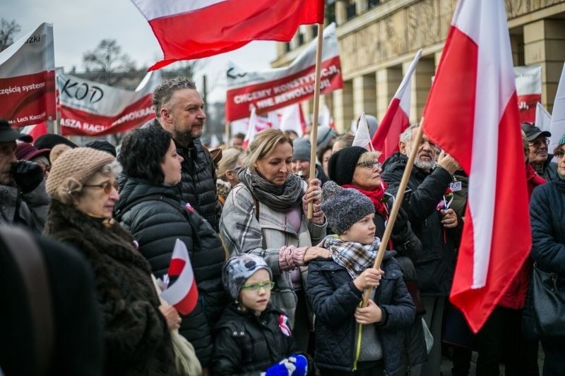 Awantura o prąd na manifestacji KOD - zużyli energii za 1 zł i 18 groszy!