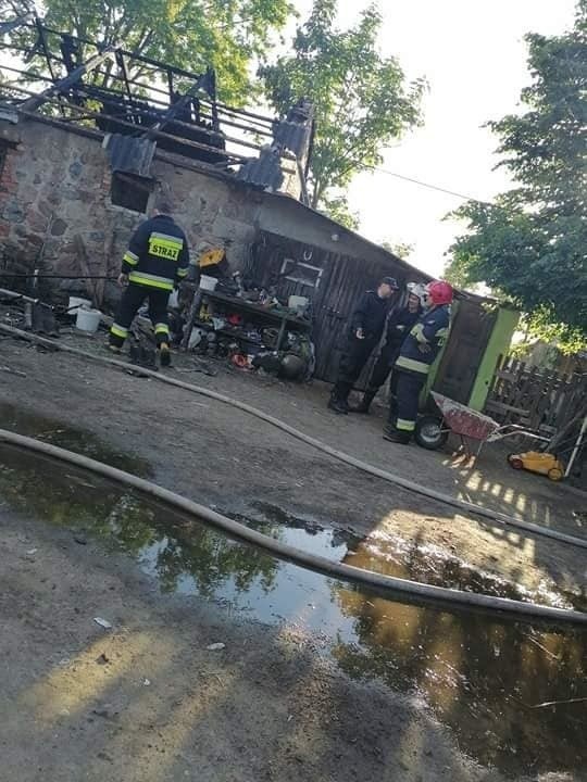 Pożar budynku w Królach. Zapalił się budynek gospodarski. W środku były zwierzęta. 30.05.2021