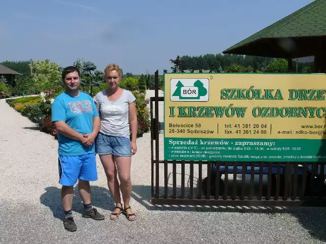 Katarzyna i Bartosz Wrona, przed swoją szkółką drzew i krzewów ozdobnych "Bór&#8221; w Boleścicach.