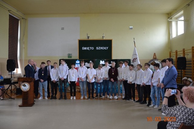 Uczniowie klasy VIII SP 1 w Żukowie a jednocześnie GKS Żukowo, zostali mistrzami Pomorskiej Ligi Wojewódzkiej w piłce ręcznej.