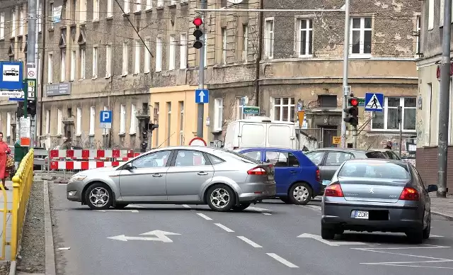 Na odcinku al. Bohaterów Warszawy od ul. Ściegiennego do ul. Jagiellońskiej oraz od 5 Lipca do ul. Jagiellońskiej w celu zachowania dojazdu do posesji ruch odbywa się dwukierunkowo.