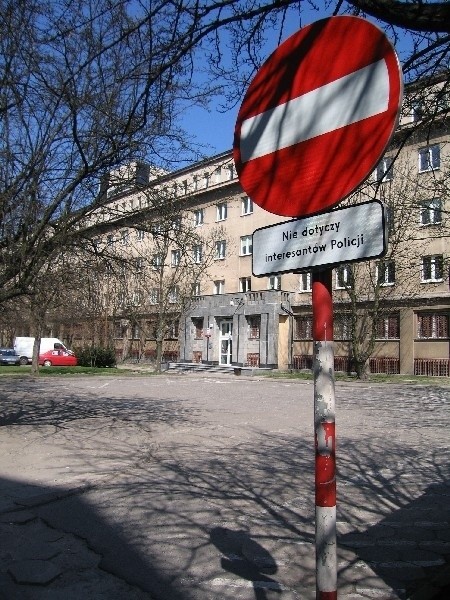 W poniedziałek parking przed komendą policji przy ul. Sienkiewicza był pusty.