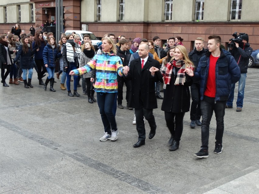 Polonez na rynku w Rudzie Śląskiej [ZDJĘCIA + WIDEO] Maturzyści zatańczyli przed studniówką