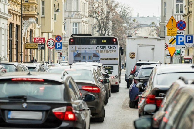 Wyznaczone miejsca postojowe po obu stornach jezdni uniemożliwiają jakiekolwiek manewry w sytuacjach nadzwyczajnych