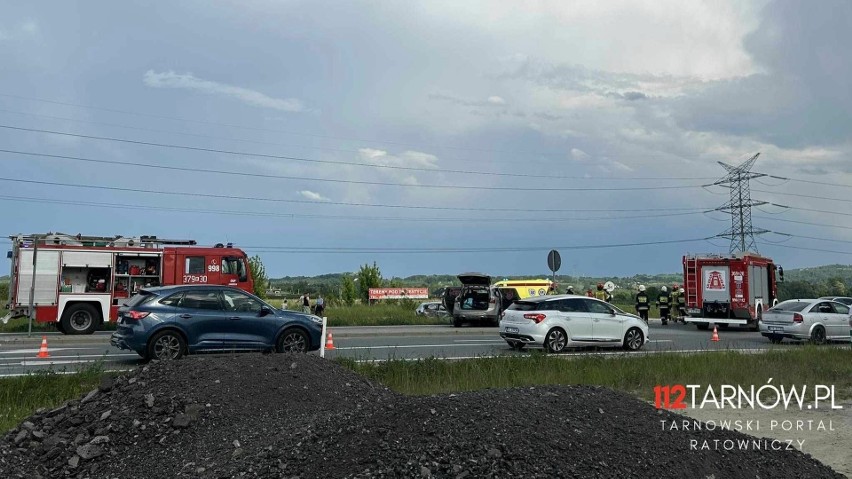 Wypadek w Wojniczu na drodze wojewódzkiej nr 975. Trzy osoby, w tym dwoje dzieci, trafiły do szpitala. Zdjęcia