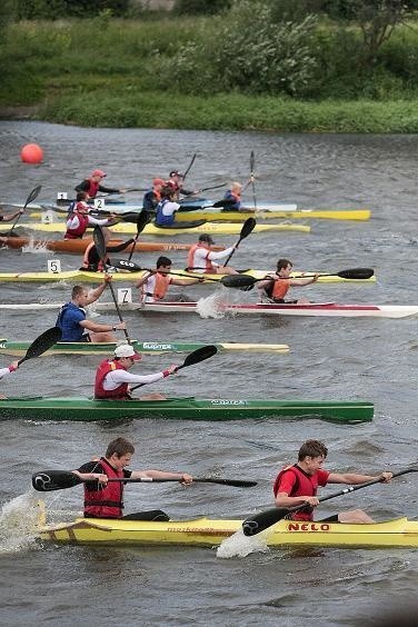 Start do bardzo licznie obsadzonego wyścigu K-2 młodzików na 2.000 m.  Na mecie pierwsi zameldowali się Kamil Staciwa i Mateusz Krawczyk z Admiry Gorzów Wlkp.