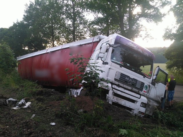 W piątek późnym popołudniem na trasie Połczyn Zdrój - Świdwin w miejscowości Wardyń doszło do groźnego zdarzenia, które mogło się skończyć nawet śmiertelnym wypadkiem. Jak usłyszeliśmy od dyżurnego policji w Świdwinie, drogą  w okolicach Wardynia kierowca tira zauważył jadący z naprzeciwka samochód osobowy, który jechał środkiem drogi. Mężczyzna nie chcąc dopuścić do czołowego zderzenia zjechał na bok drogi, "załapał" pobocze i w efekcie wylądował w przydrożnym rowie. Na szczęście nikomu nic się nie stało, zdarzenie zakwalifikowano jako kolizję. - Tir już jest wyciągany na drogę. Lada moment będzie mógł ruszyć dalej - powiedział nam policjant z Komendy Powiatowej Policji w Świdwinie.Zobacz także: Wypadek na drodze Koszalin - Kołobrzeg koło Mścic