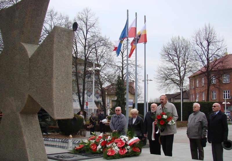 Oświęcim. W 9. rocznicę katastrofy lotniczej pod Smoleńskiem uczczili pamięć ofiar  [ZDJĘCIA]