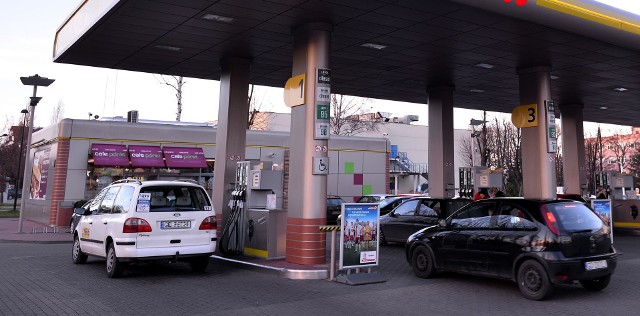 Na terenie Torunia oficjalnie wprowadzony został zakaz sprzedaży na stacjach pali alkoholi powyżej 4,5 proc.