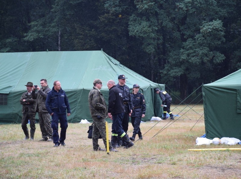 Strażacy, wspólnie z policjantami i przedstawicielami...