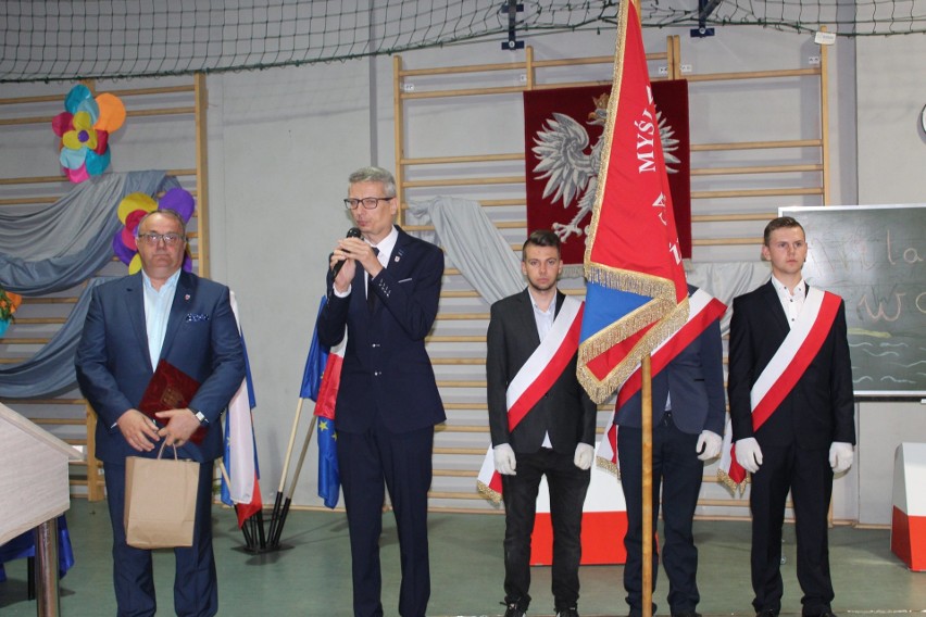 Mateusz osobiście podziękował kolegom i razem z wicestarostą...