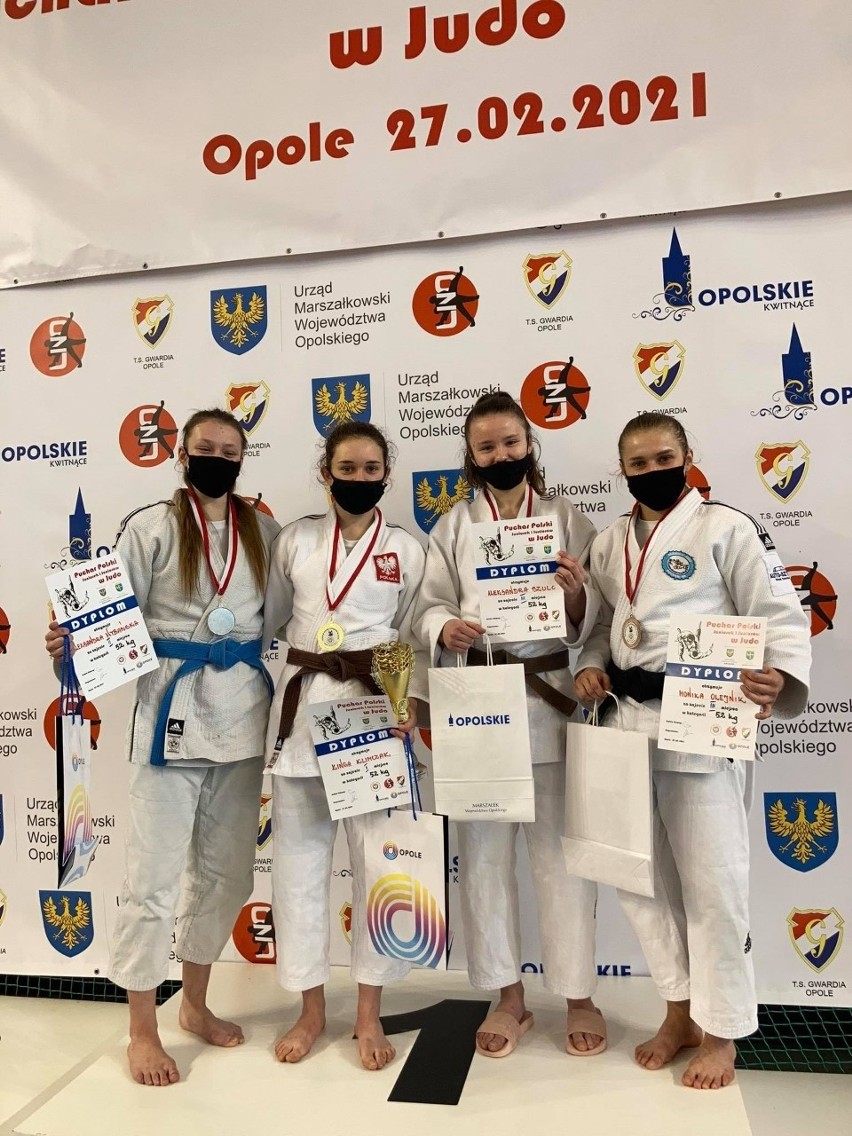 Juniorki Akademii Judo Poznań prezentują medale i dyplomy...