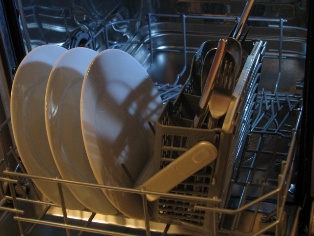 Zmywarka wypełniona naczyniami i sztućcamiCzysta zmywarka lepiej poradzi sobie z myciem naczyń, nie będzie się zatykała i psuła.