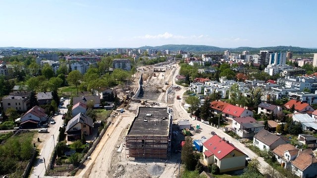 Na budowie Trasy Łagiewnickiej trwa nadrabianie zaległości z zimy. Na okolicznych drogach kierowcy muszą liczyć się z utrudnieniami w ruchu.