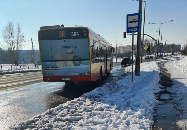 Przy wielu przystankach w Grudziądzu podczas ataku zimy nie było odśnieżone. Pasażerowie narzekali. Firma, która była odpowiedzialna za uprzątnięcie śniegu została odesłana z przysłowiowym "kwitkiem"