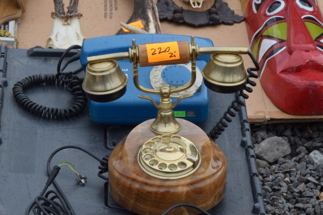 Za 220 złotych można kupić telefon stylizowany na dawny. Zobacz też inne przedmioty z giełdy w Miedzianej Górze>>>