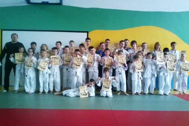 Młodzi judocy UKJ Millenium Rzeszów z medalami i dyplomami.