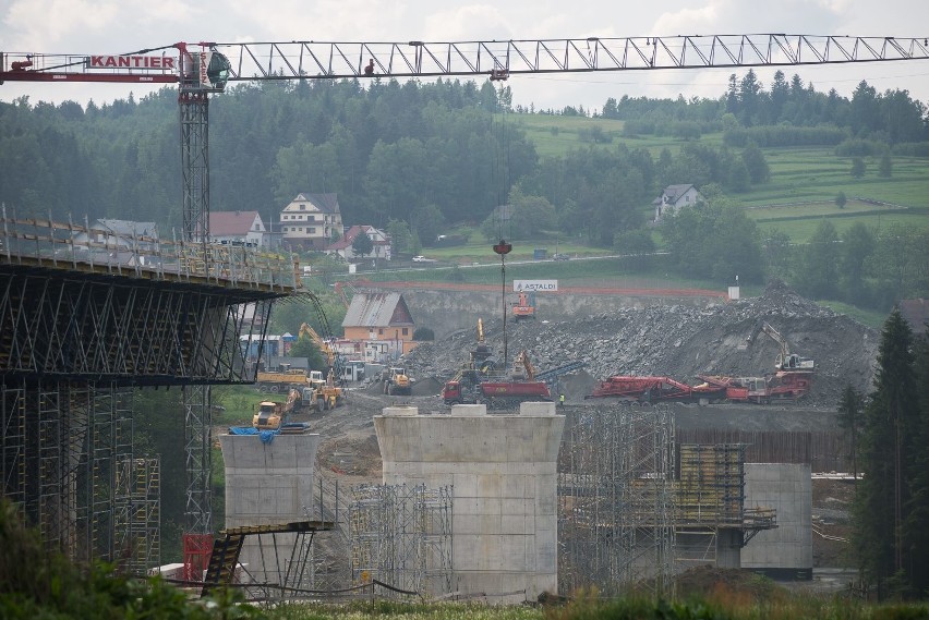 Budowa zakopianki. Budowlańcy nie próżnują, inwestycja rośnie w oczach [NOWE ZDJĘCIA]