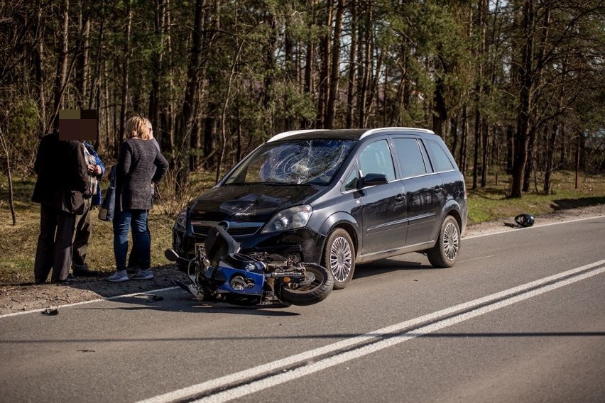 Wypadek w Kadzidle, 17-letni motorowerzysta trafił do szpitala [ZDJĘCIA]