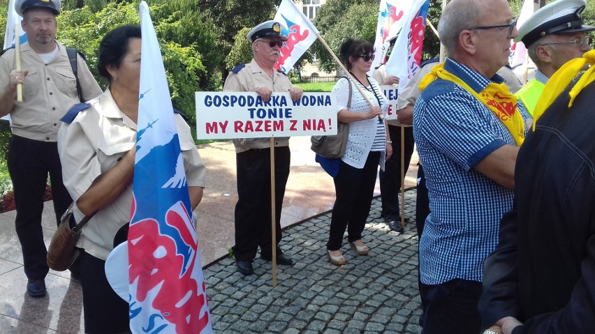 Kraków. Protest pracowników Wód Polskich. Domagają się obiecanych przez rząd podwyżek