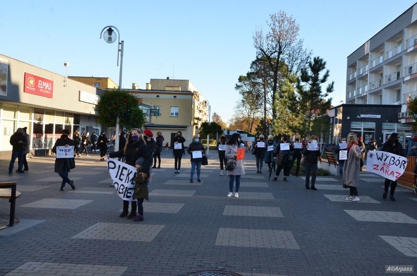 W Pionkach na placu Konstytucji zebrała się kilkudziesięciu...