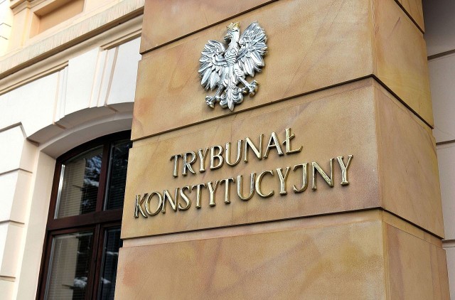 We wtorek Trybunał Konstytucyjny miał zająć się konstytucyjnością przepisów dotyczących nakładania kar na Polskę przez Trybunał Sprawiedliwości Unii Europejskiej.