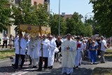 Boże Ciało w Pruszczu Gdańskim. Tłumy wiernych w procesji ulicami miasta. ZDJĘCIA