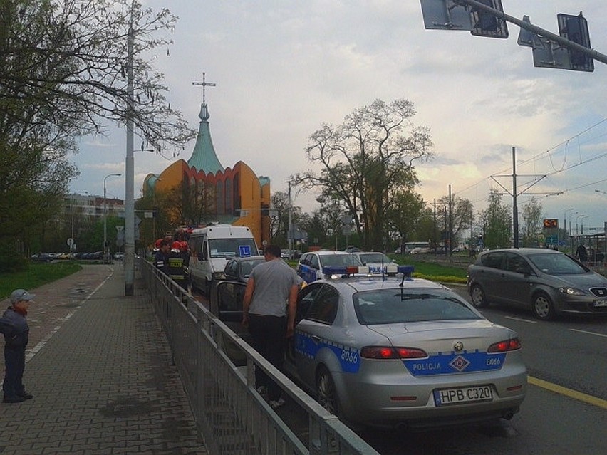 Wrocław: Wypadek na Bardzkiej. Bus uderzył w naukę jazdy (ZDJĘCIA)