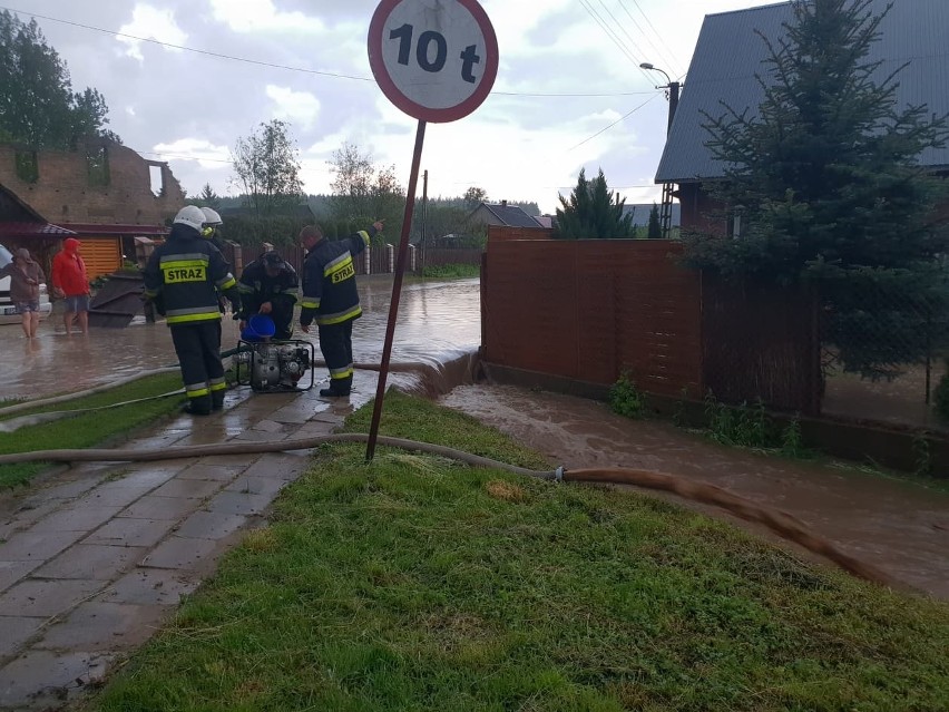 Podlaskie. Strażacy usuwają skutki nawałnicy, która przeszła nad Krynkami i w Podgórzu. Zalane piwnice, kościoły, posesje [24.05.2019]