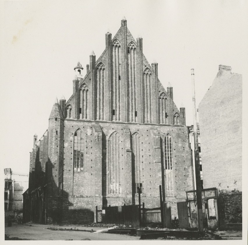 1947 rok. Ściana zachodnia kościoła św. Jana Ewangelisty.