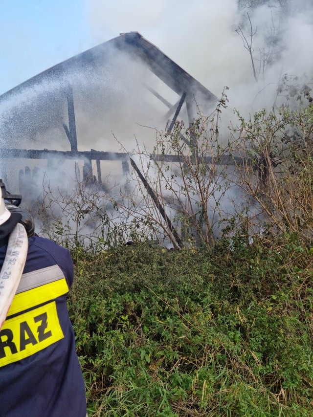 Pożar stodoły w Minodze. Strażacy wiele godzin gasili ogień