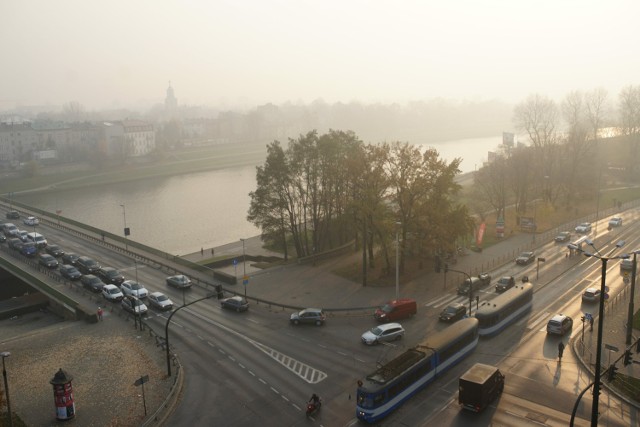 Gdy poziom stężenia pyłu PM10 we wszystkich czterech stacjach monitorujących zanieczyszczenie powietrza w Krakowie przekroczy 150 mikrogramów na metr sześcienny lub w jednej stacji poziom 200 mikrogramów, kierowcy będą mogli za darmo jeździć autobusami i tramwajami