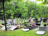 Wandal zniszczył 10 nagrobków na starym cmentarzu w Słupsku [WIDEO]