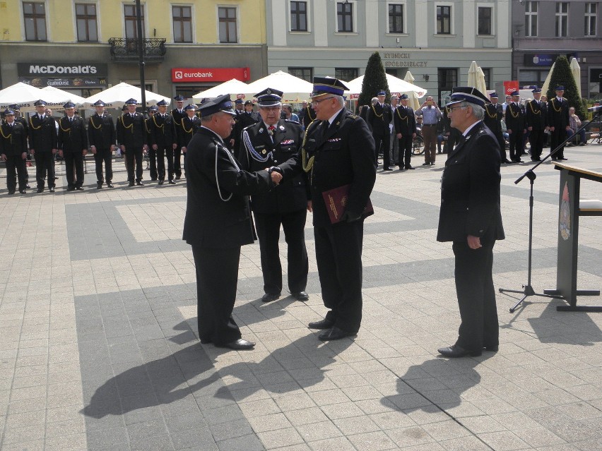 Uroczysty apel z okazji Dnia Strażaka na rynku w Rybniku