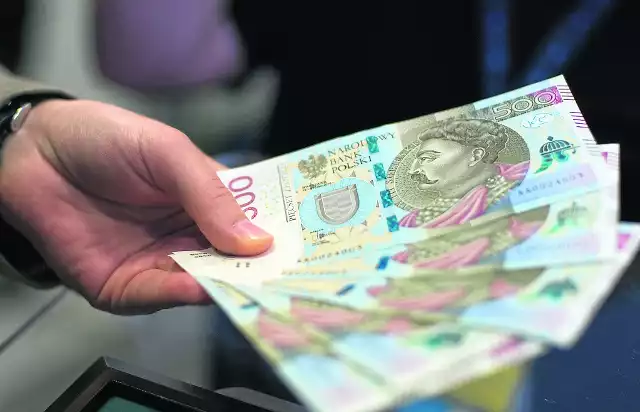 Na banknocie o nominale 500 zł znajduje się wizerunek króla Jana III Sobieskiego. NBP wprowadził banknot do obiegu w 2017 r. Dominujące na nim kolory to szarobrązowy, niebieski, bordowy i zielony