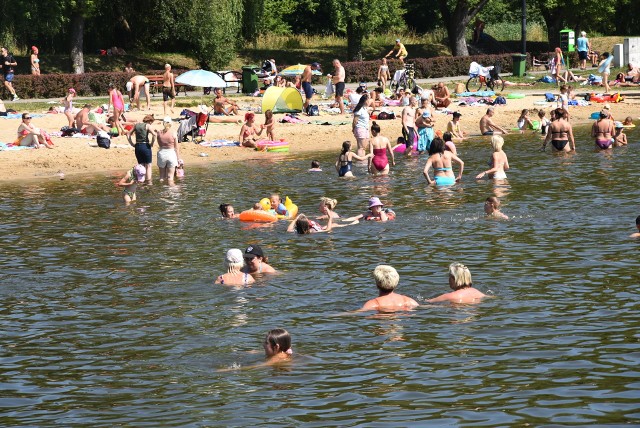 Wypad nad kąpielisko, sporty wodne, saturator, kurtyny wodne - mieszkańcy miasta znają rozmaite sposoby na ochłodę w upalne dni.